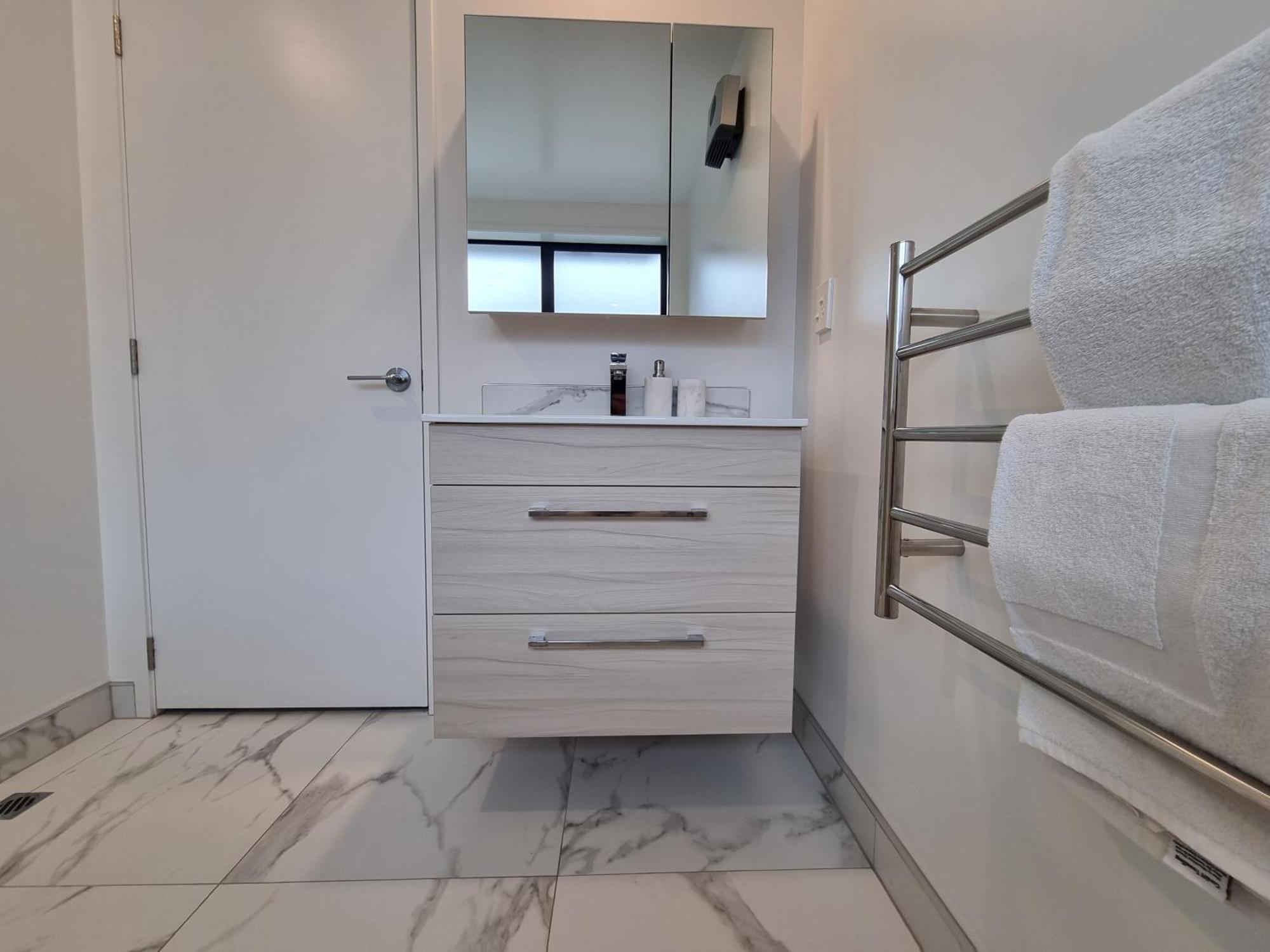 Cloud Nine Elegant Escape Awaits Apartment Christchurch Ngoại thất bức ảnh